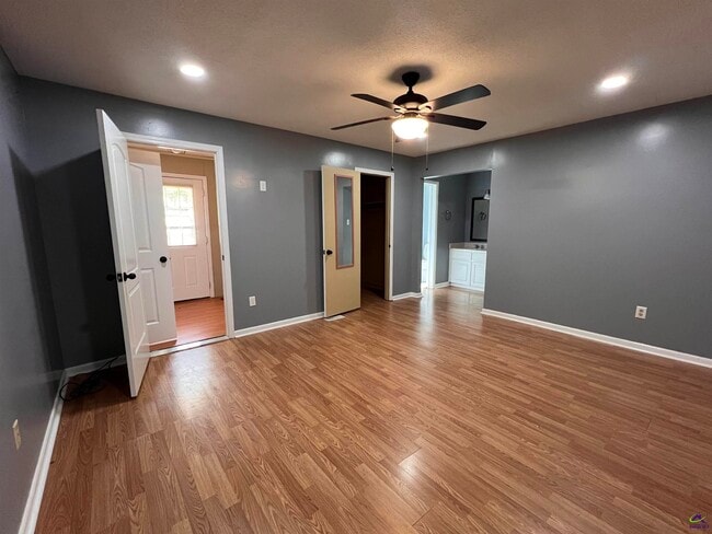Building Photo - 304 Lakeshore Dr