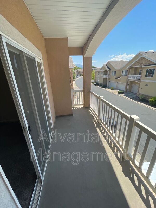 Building Photo - 1061 Canyon Meadow Dr