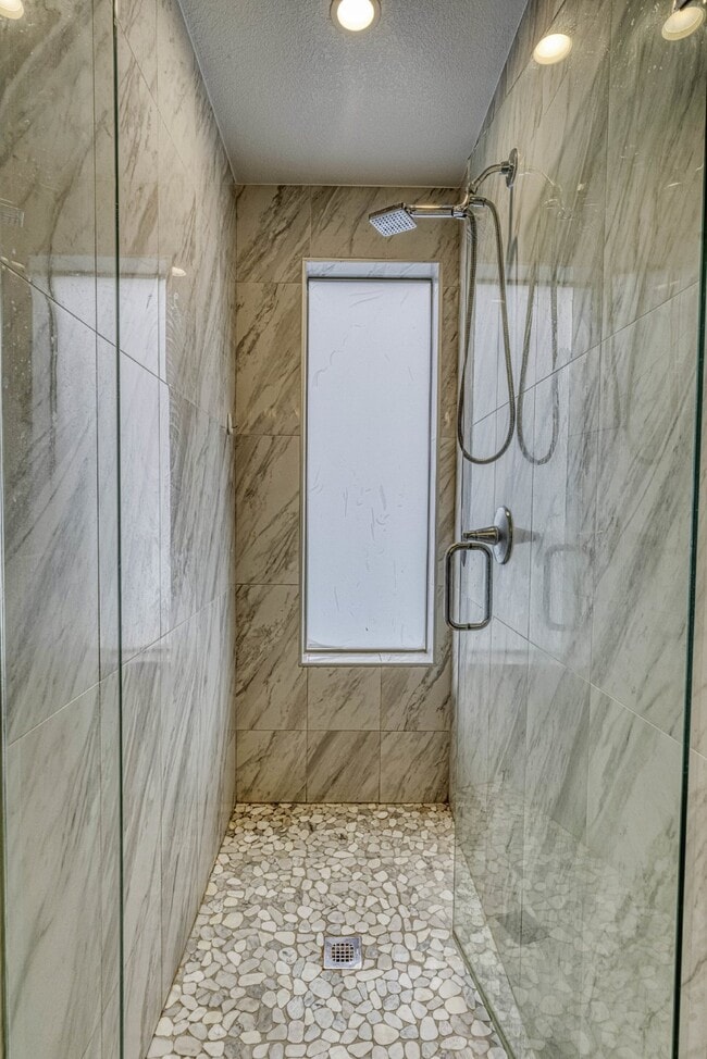 Building Photo - Newer Townhome next to Sloan's!