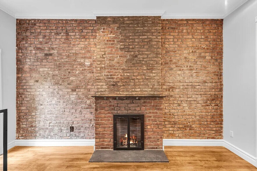 Building Photo - 562 Hudson St