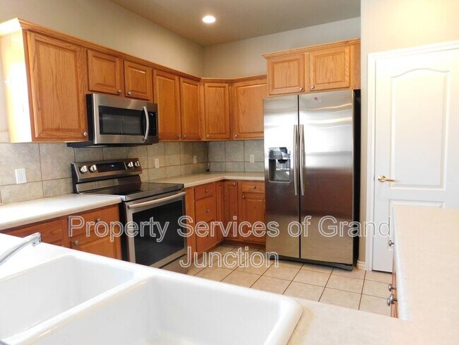 Building Photo - 733 Lakeview Ct