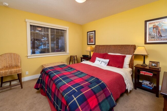 Building Photo - Beautiful Awbrey Butte ADU cottage w attac...