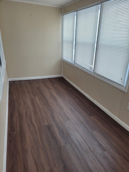 Front proch - 241 Nichols Ave