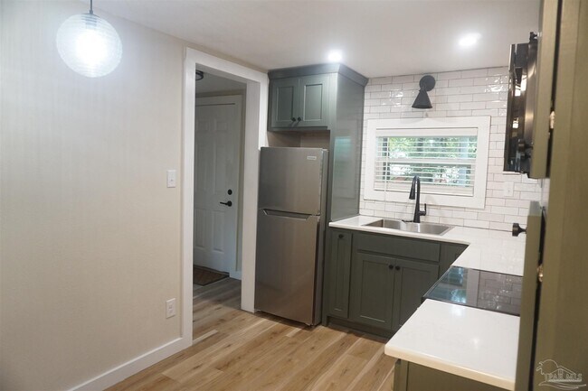 Building Photo - 513 W De Soto St