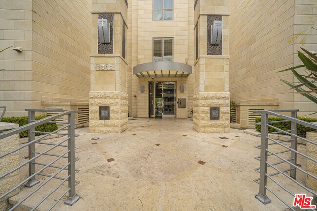 Building Photo - 1318 S Roxbury Dr