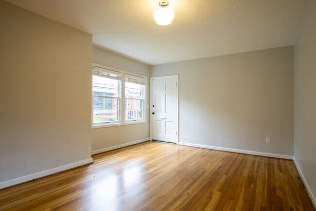 Building Photo - Charming NW 1-Bed Ready Late August!