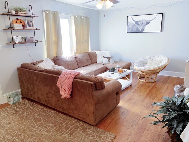 Building Photo - 3 Bedrooms 2 Full Baths with fenced in bac...