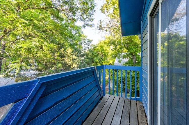 Building Photo - 2005 Goss St