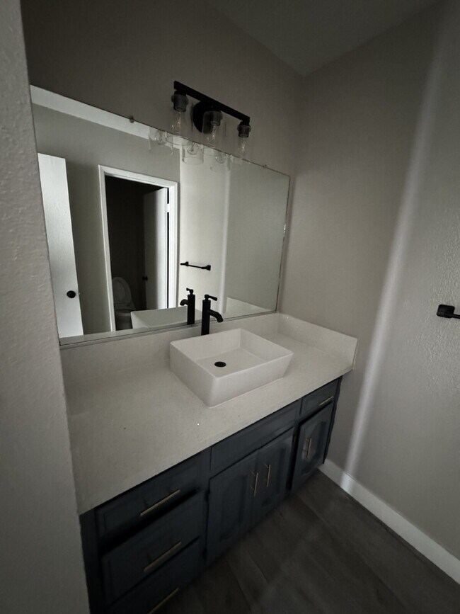 Building Photo - Newly Renovated 2-Bed, 2-Bath Condo at 3559 Guadalupe