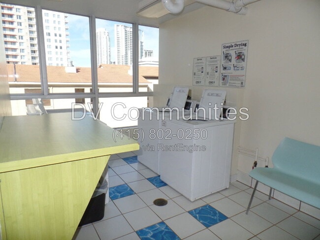 Building Photo - 470 3rd St S