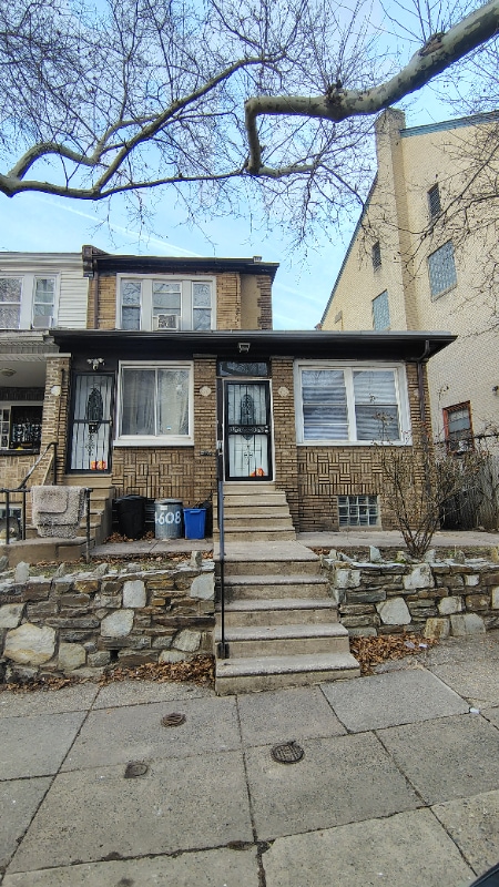 Building Photo - 523 W Nedro Ave