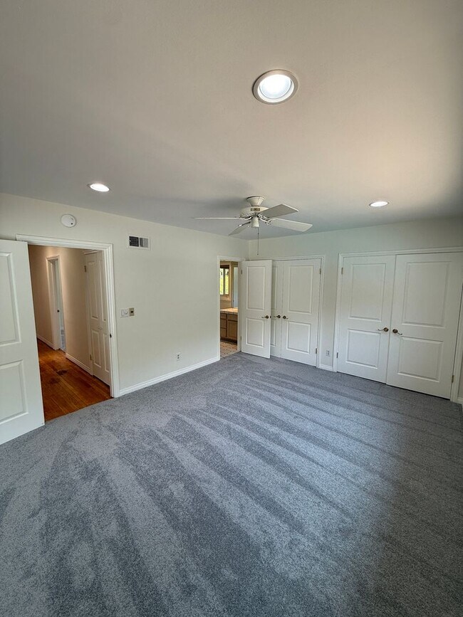 Building Photo - Beautiful One Level, 3 Bedroom, 3 Bathroom Tarzana Pool Home for Lease!