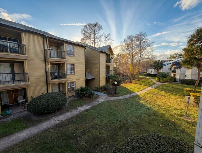 Building Photo - 1916 Lake Atriums Cir