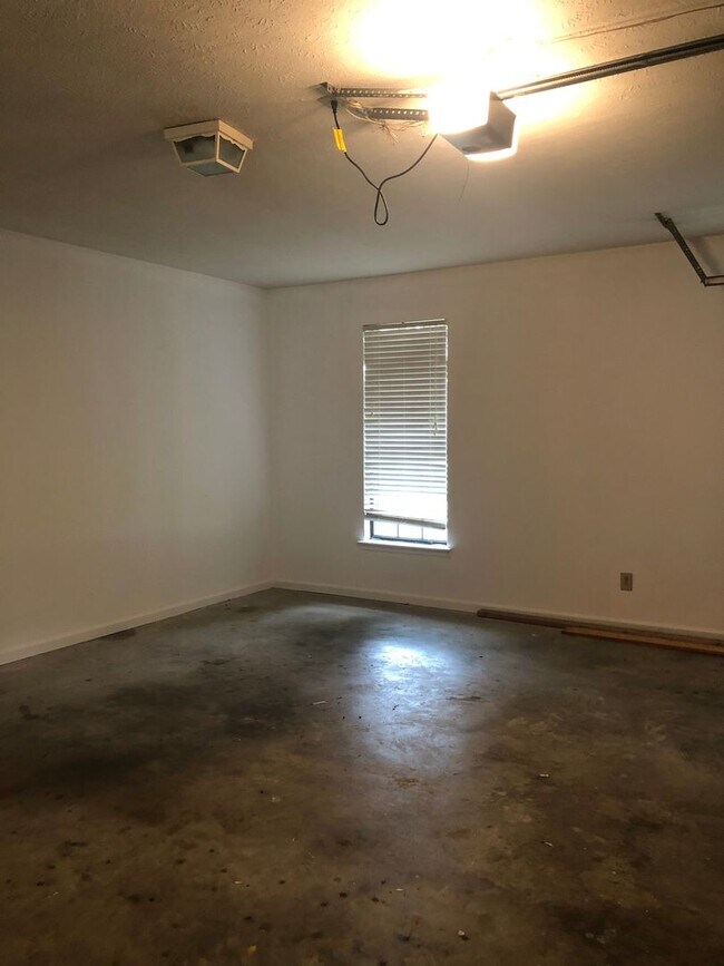 Building Photo - Silver Hills rental!
