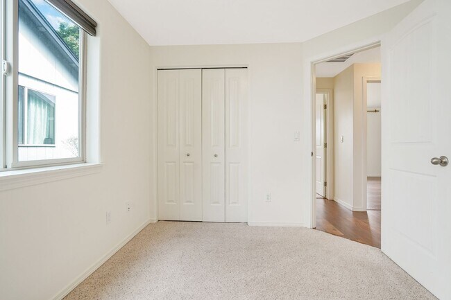 Building Photo - Beautiful 3 bed, 2 bath home in a quiet We...