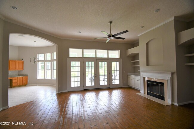 Building Photo - 925 Lotus Ln S