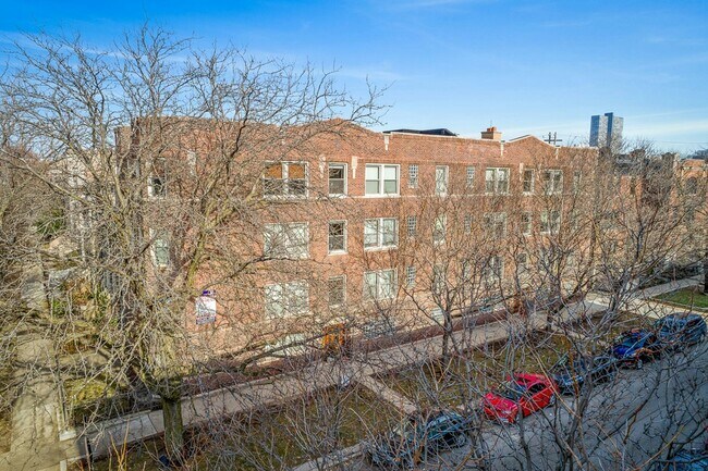 Building Photo - 1208 W Waveland Ave