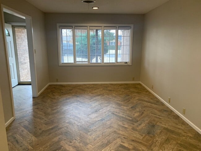Building Photo - 4 Bedroom in Melanie Park