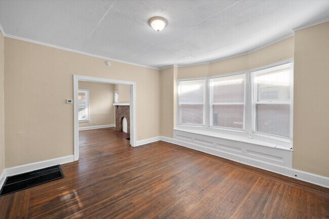 Building Photo - Spacious 4BR/2BA Home with Hardwood Floors Throughout!