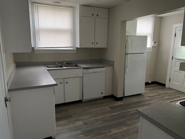 Building Photo - 3 Bedroom 1 Bathroom Single Family Home, N...