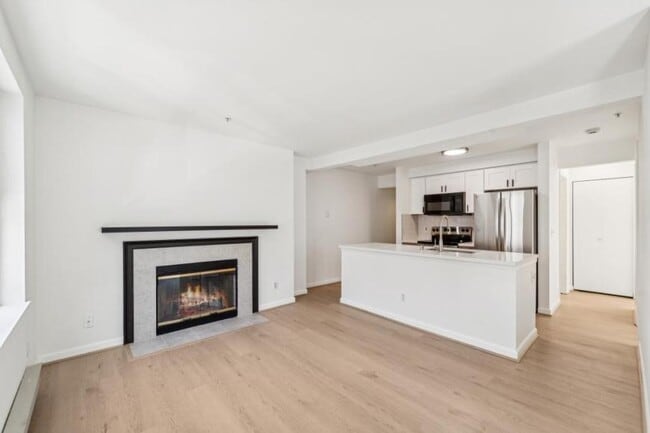 Building Photo - 2 bedroom in Seattle WA 98109