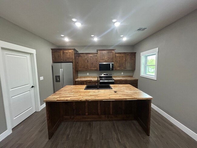 Building Photo - Italian Estates Property Management