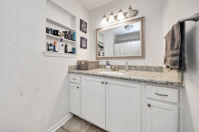 Building Photo - 2806 Oak Dr