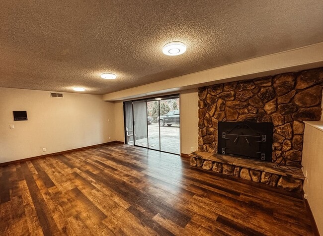 Building Photo - Elaborate 4 Bedroom 3 Bathroom Retreat in ...