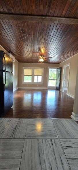 Living room - 230 E Pine St