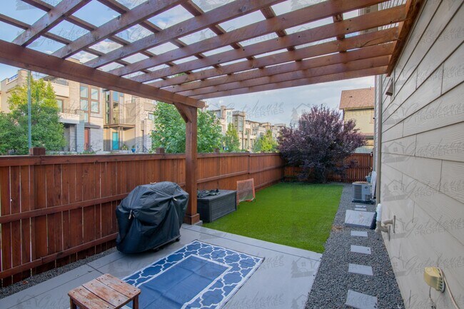 Building Photo - 10294 E 59th Ave