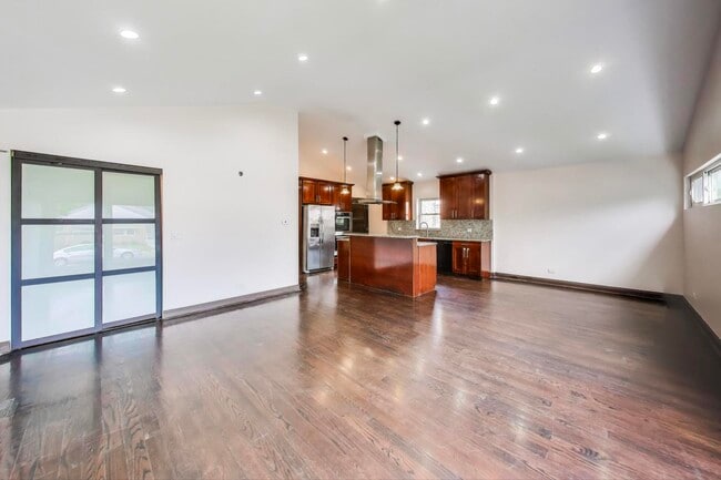 Building Photo - 6544 N Albany Ave