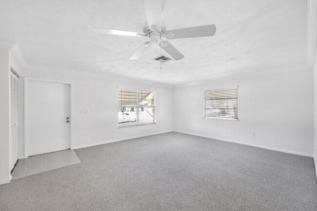 Building Photo - 2 Bedroom 2 bath Pool Home in Naples park