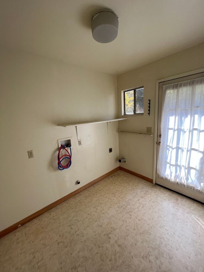 Building Photo - 9866 Hillview Dr