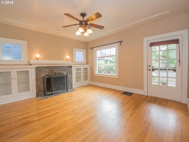 Building Photo - Amazing Well Kept Secret! 4bed 1.5bath Bungalow!