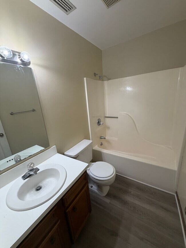 Building Photo - 2BD/2BA Condo Available Now in Hickory