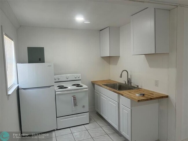Building Photo - 1117 N 19th Ave