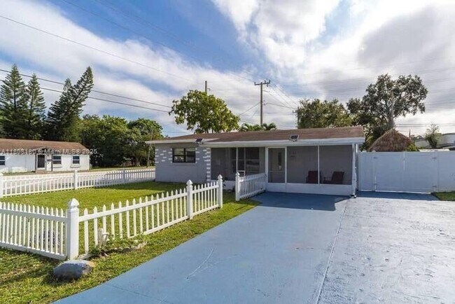 Building Photo - 2708 SW 47th St