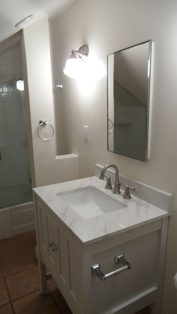Building Photo - Charming craftsman home located in the hig...