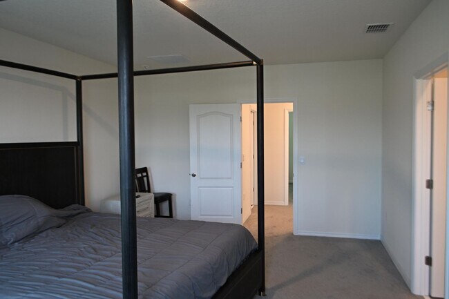 Building Photo - 1341 Middle Lk Dr