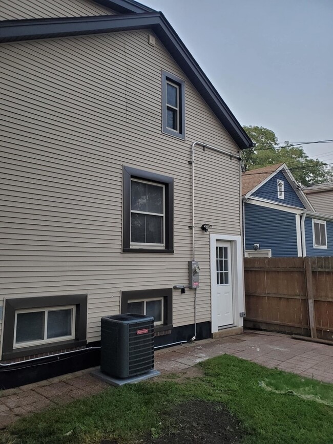 Building Photo - 1820 Crain St