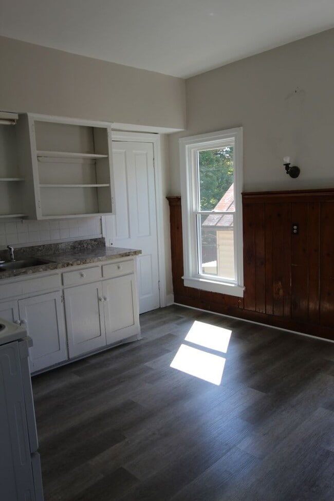 Building Photo - Two Bedroom Duplex