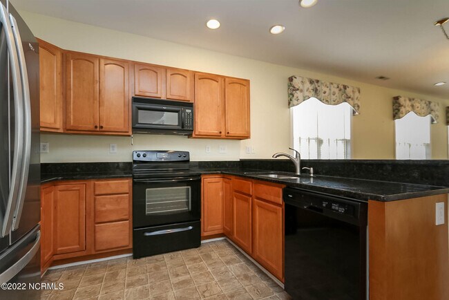 Building Photo - 533 Village Green Dr