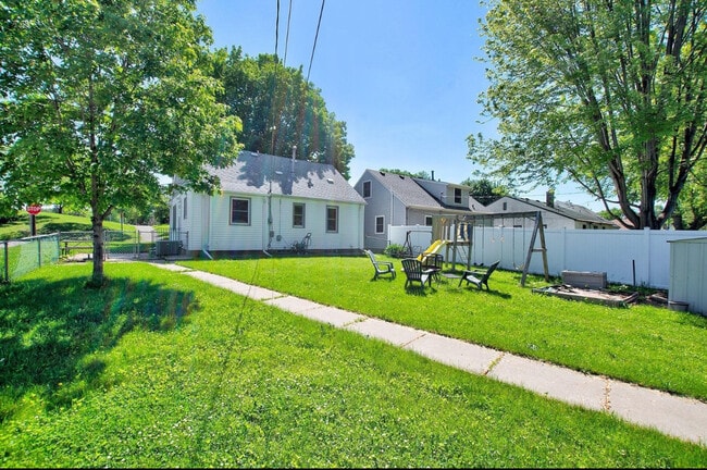 Building Photo - 2949 York Ave N