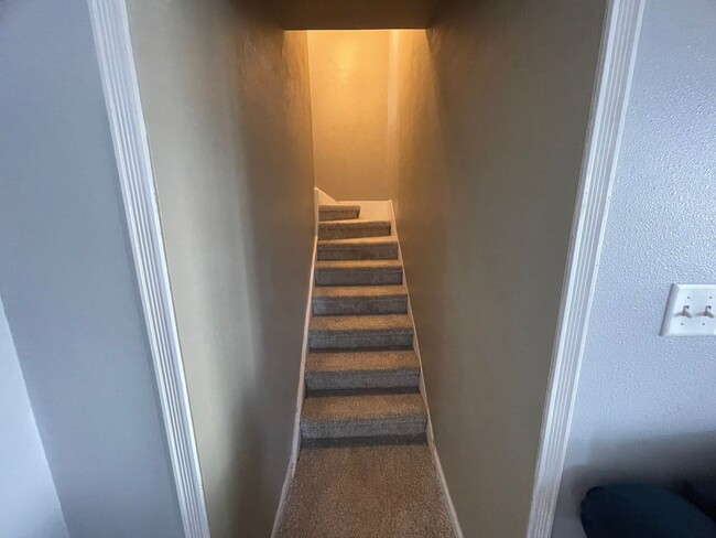 Building Photo - 3 bedroom 2 bathroom lake house for rent!