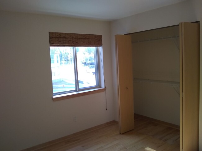 Building Photo - 2 Bedroom, 2 Bathroom Lake View Condo