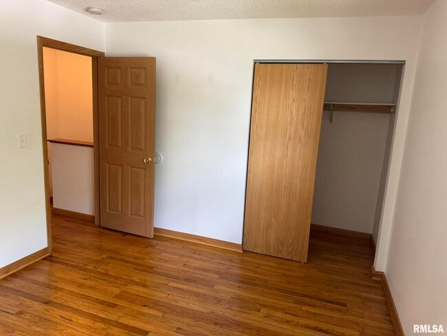 Building Photo - 18 Parkview Dr