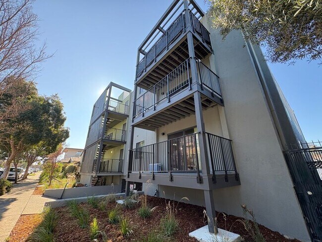 Building Photo - 410 Evelyn Ave
