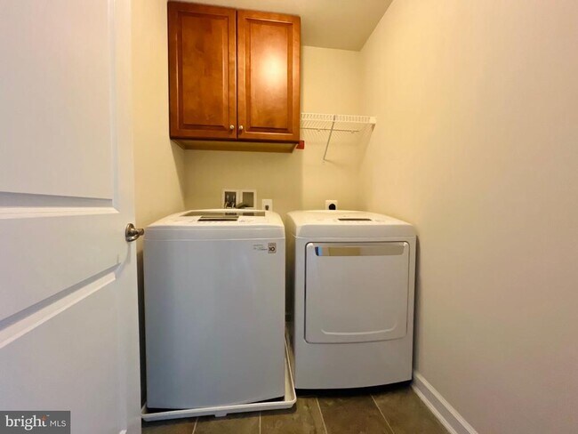 Building Photo - 3152 Yeager Dr