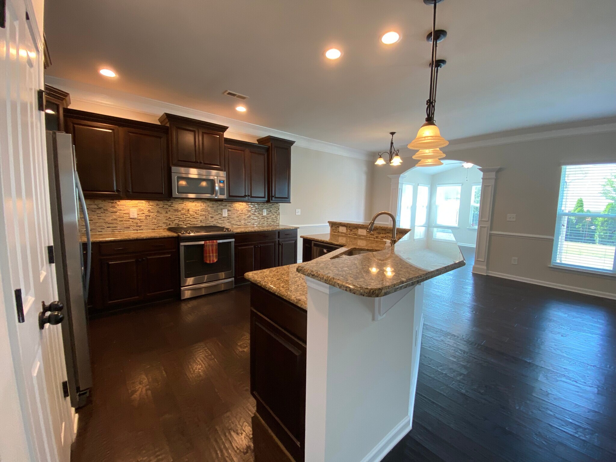 Gourmet kitchen - 2076 Waverly Ct