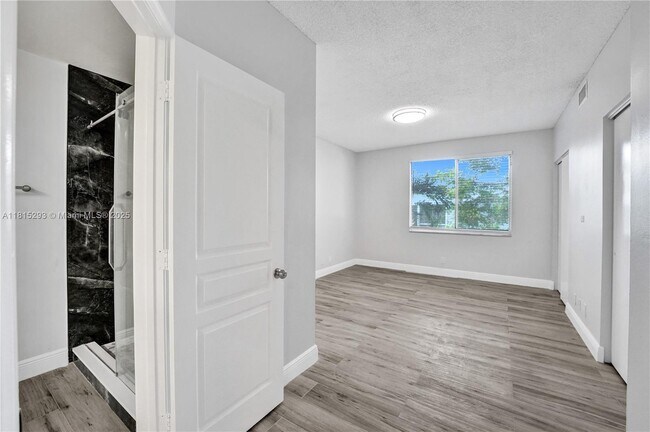 Building Photo - 16607 Hemingway Dr